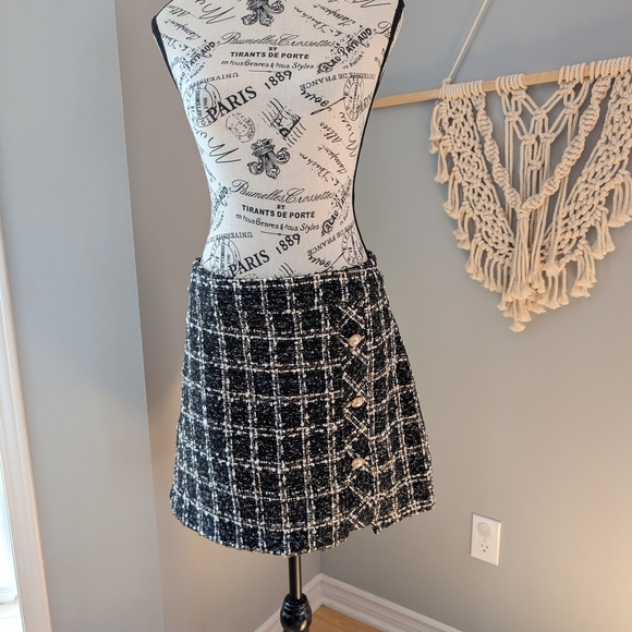 Chic Black and White Tweed Skirt With Pear Gold Button Detail Medium - Picture 1 of 4